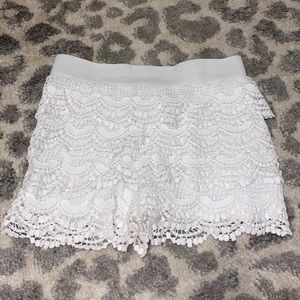 Ruffle white shorts!! S: 14